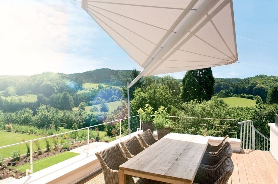Bewegliches Sonnensegel auf einer Terrasse