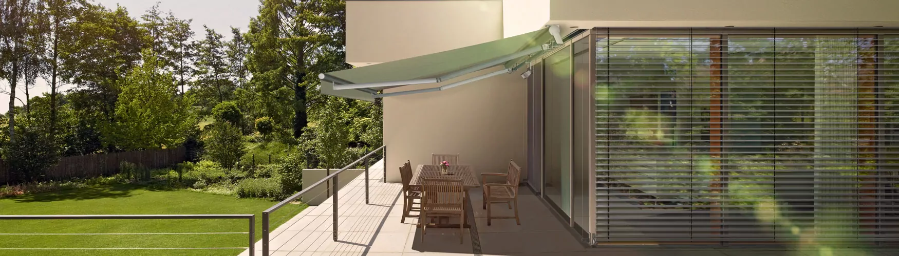 Modernes Einfamilienhaus mit Terrasse und Markise